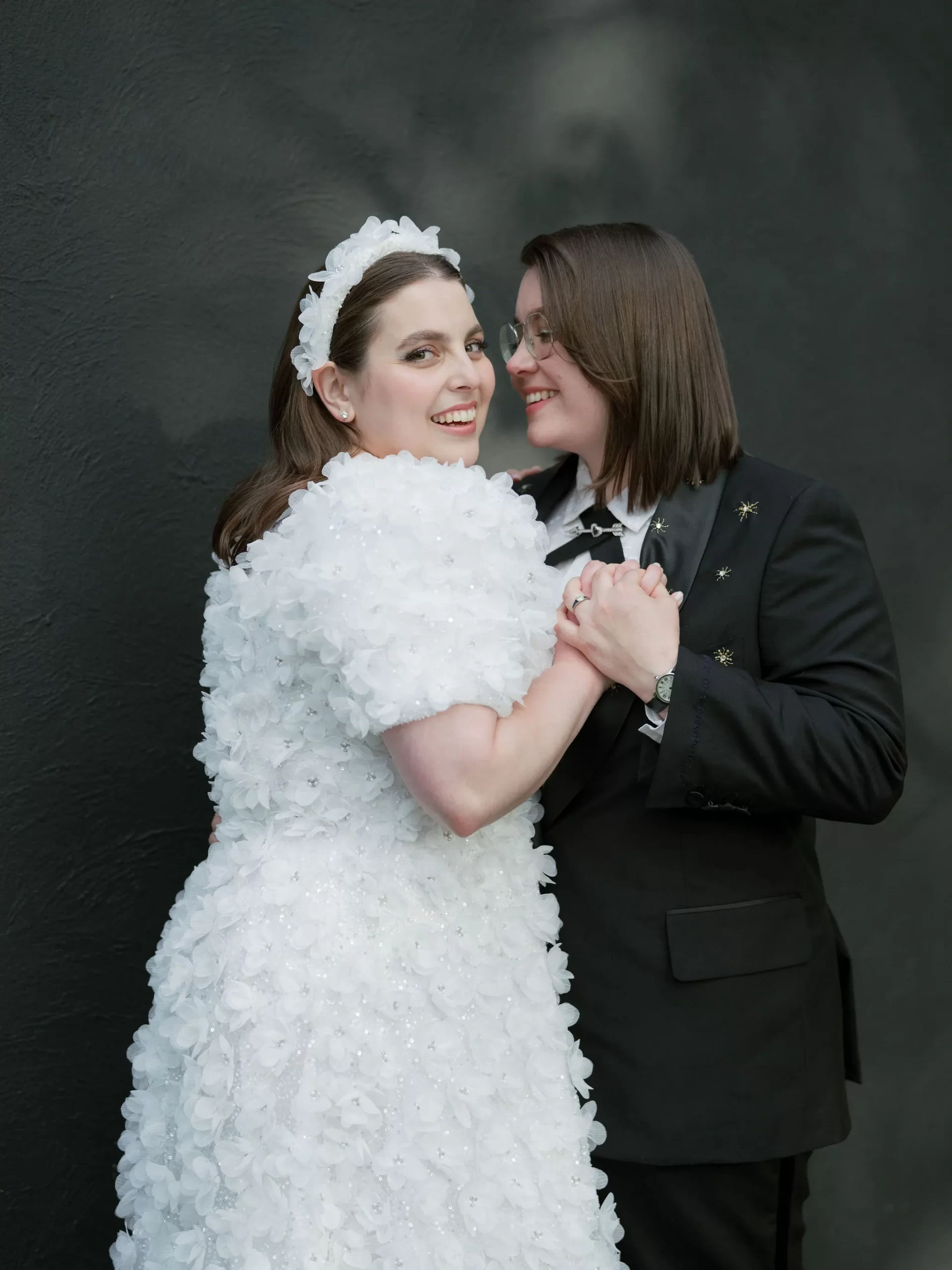De bruiloft van Beanie Feldstein en Bonnie-Chance Roberts in foto's