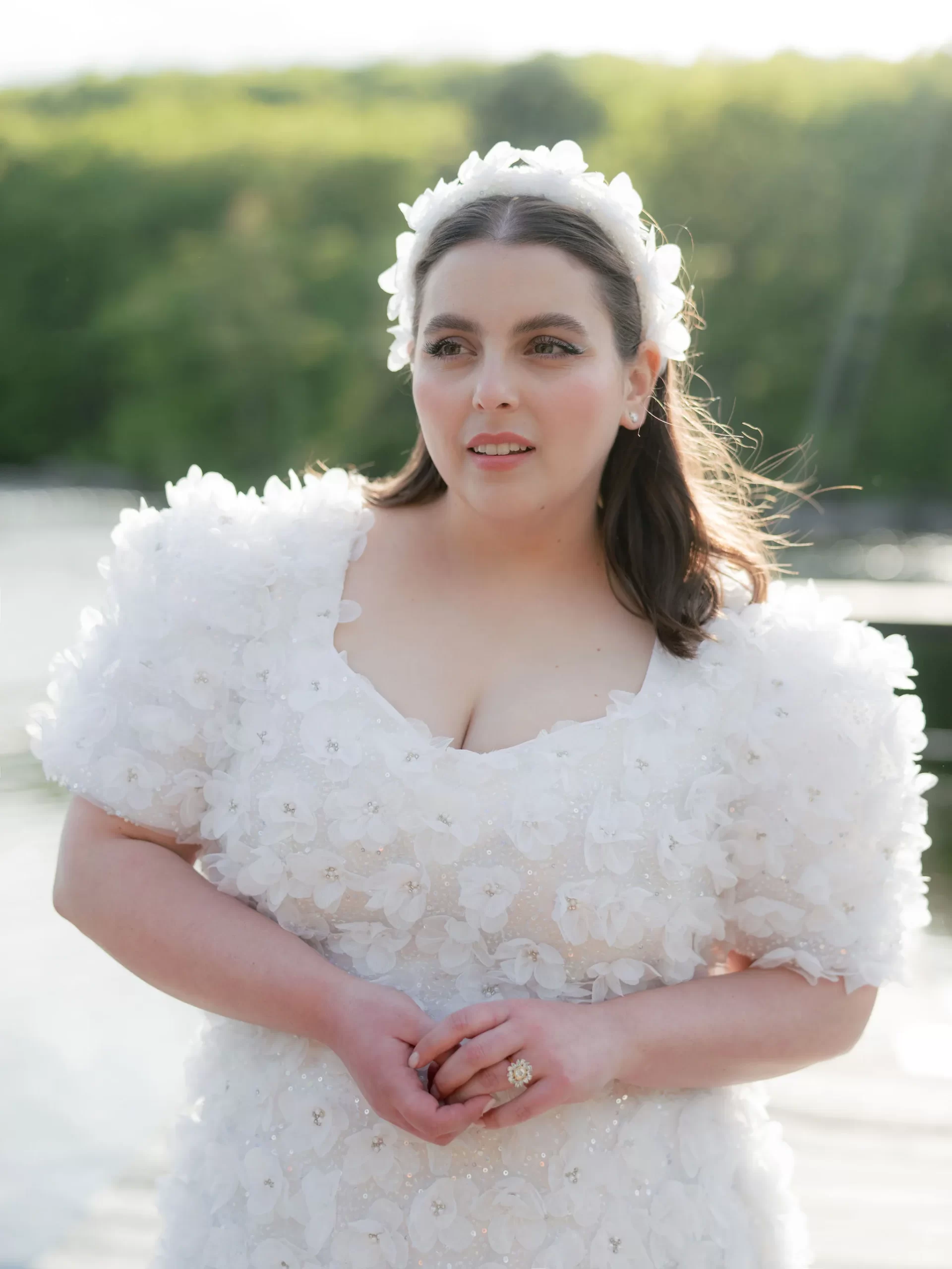 De bruiloft van Beanie Feldstein en Bonnie-Chance Roberts in foto's