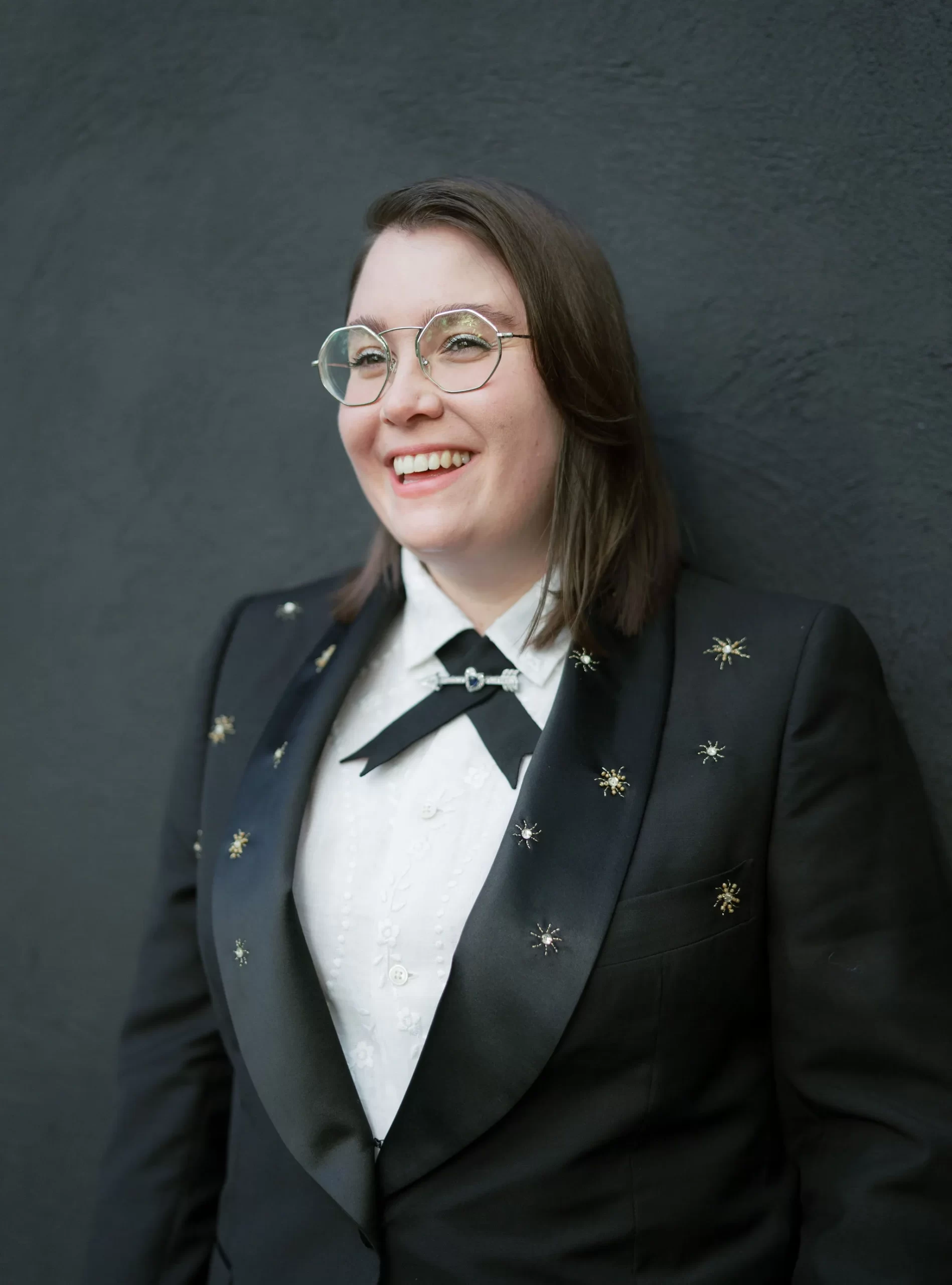 De bruiloft van Beanie Feldstein en Bonnie-Chance Roberts in foto's