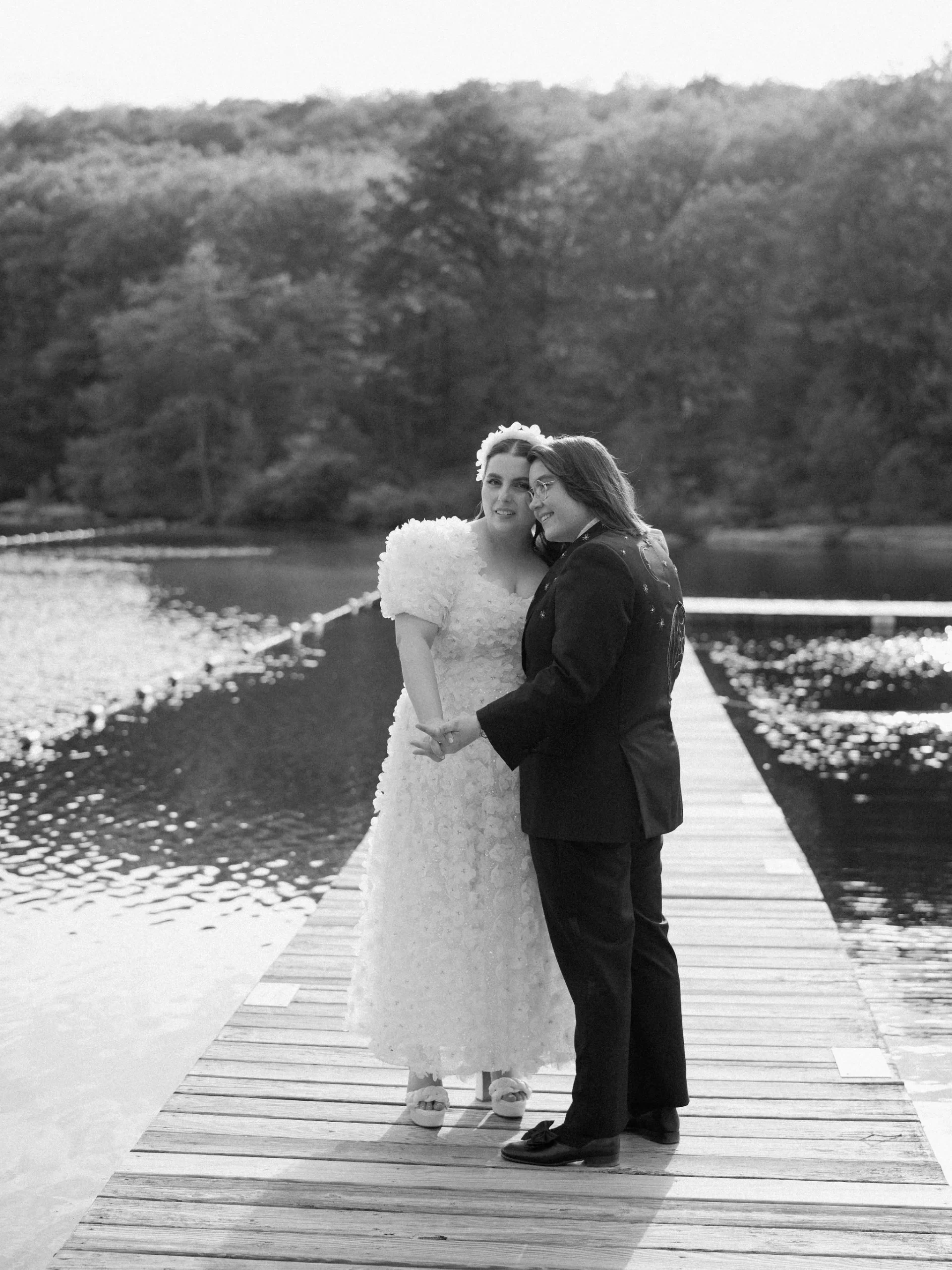 De bruiloft van Beanie Feldstein en Bonnie-Chance Roberts in foto's