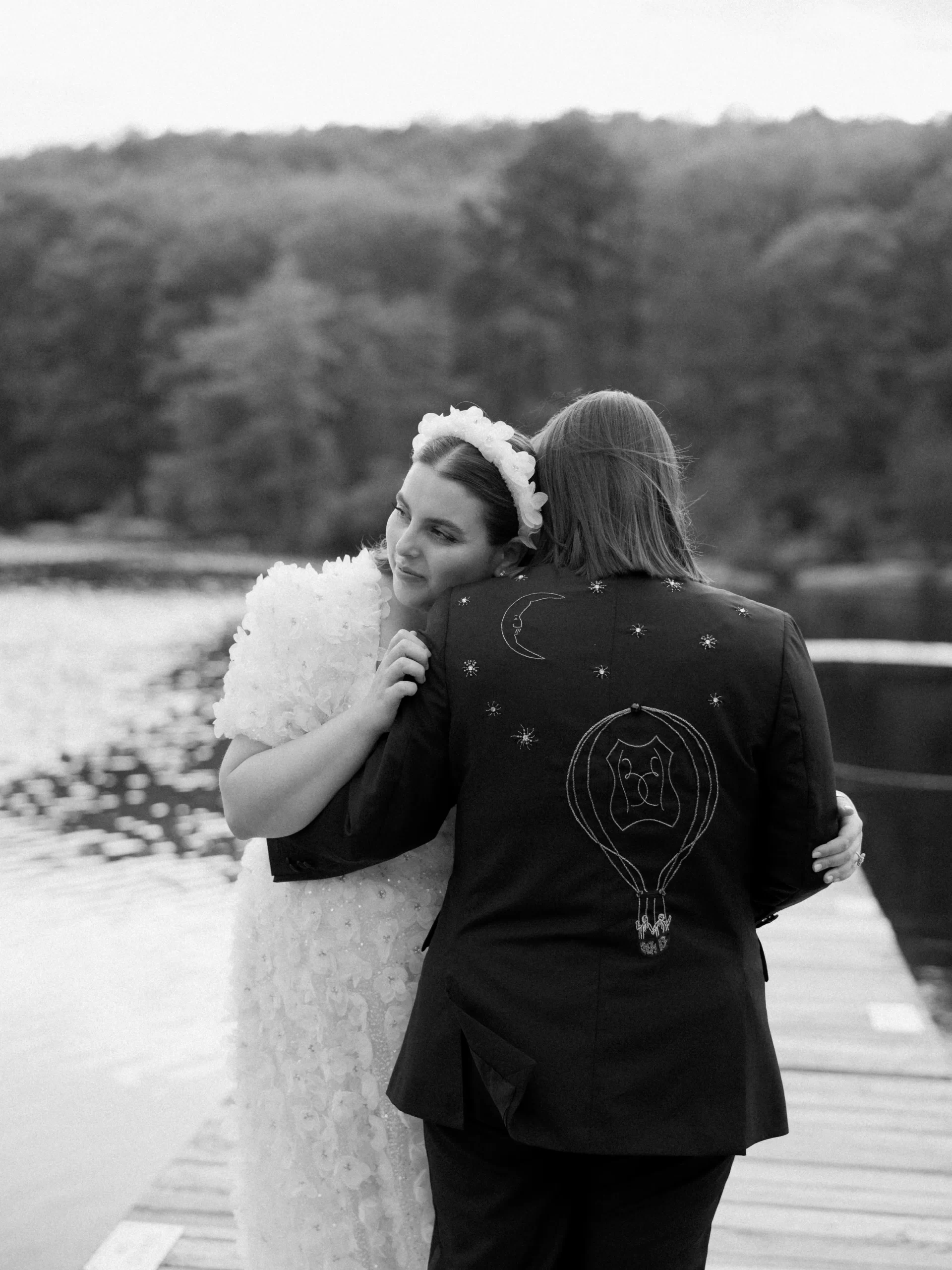 De bruiloft van Beanie Feldstein en Bonnie-Chance Roberts in foto's
