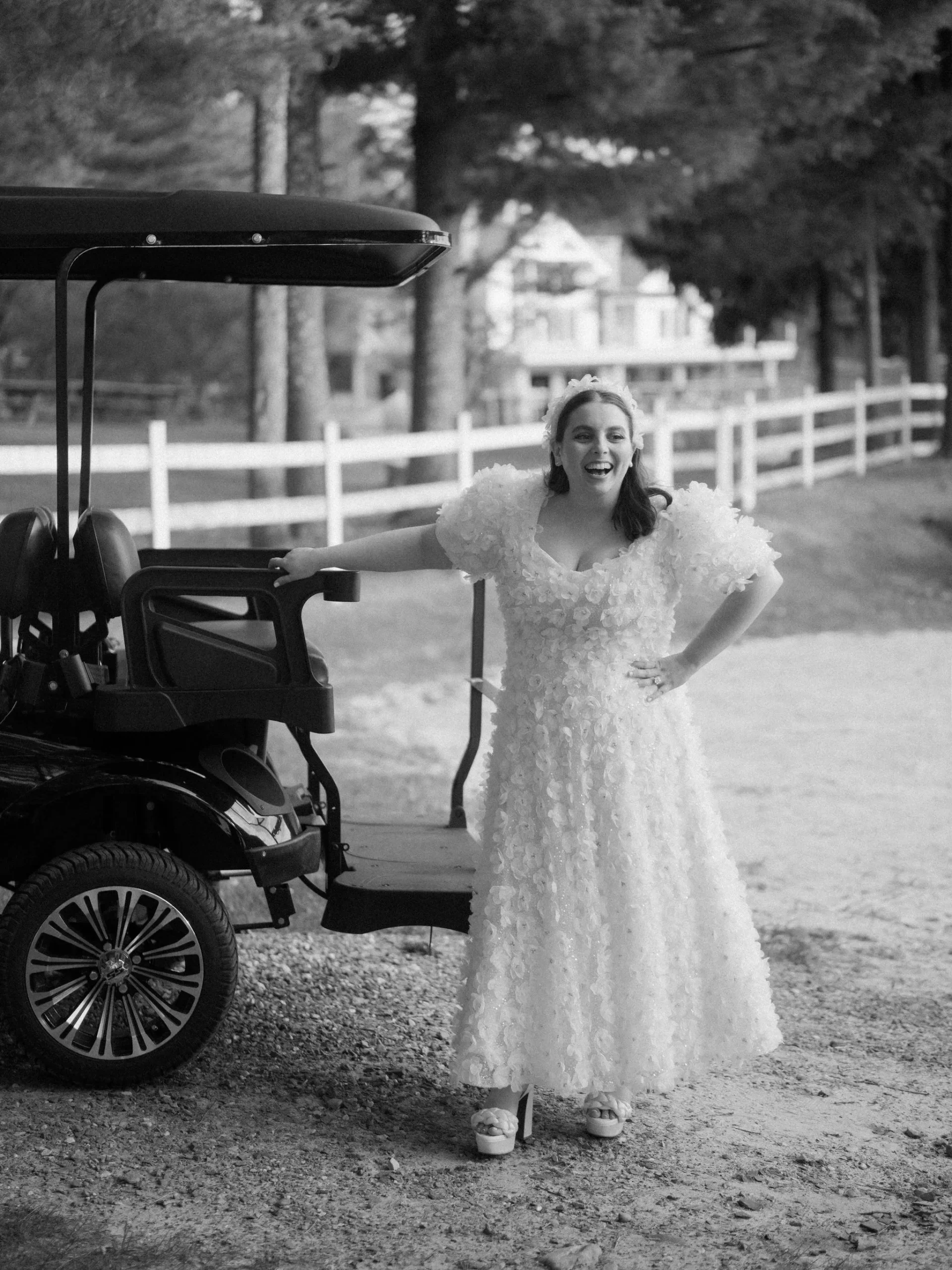 De bruiloft van Beanie Feldstein en Bonnie-Chance Roberts in foto's