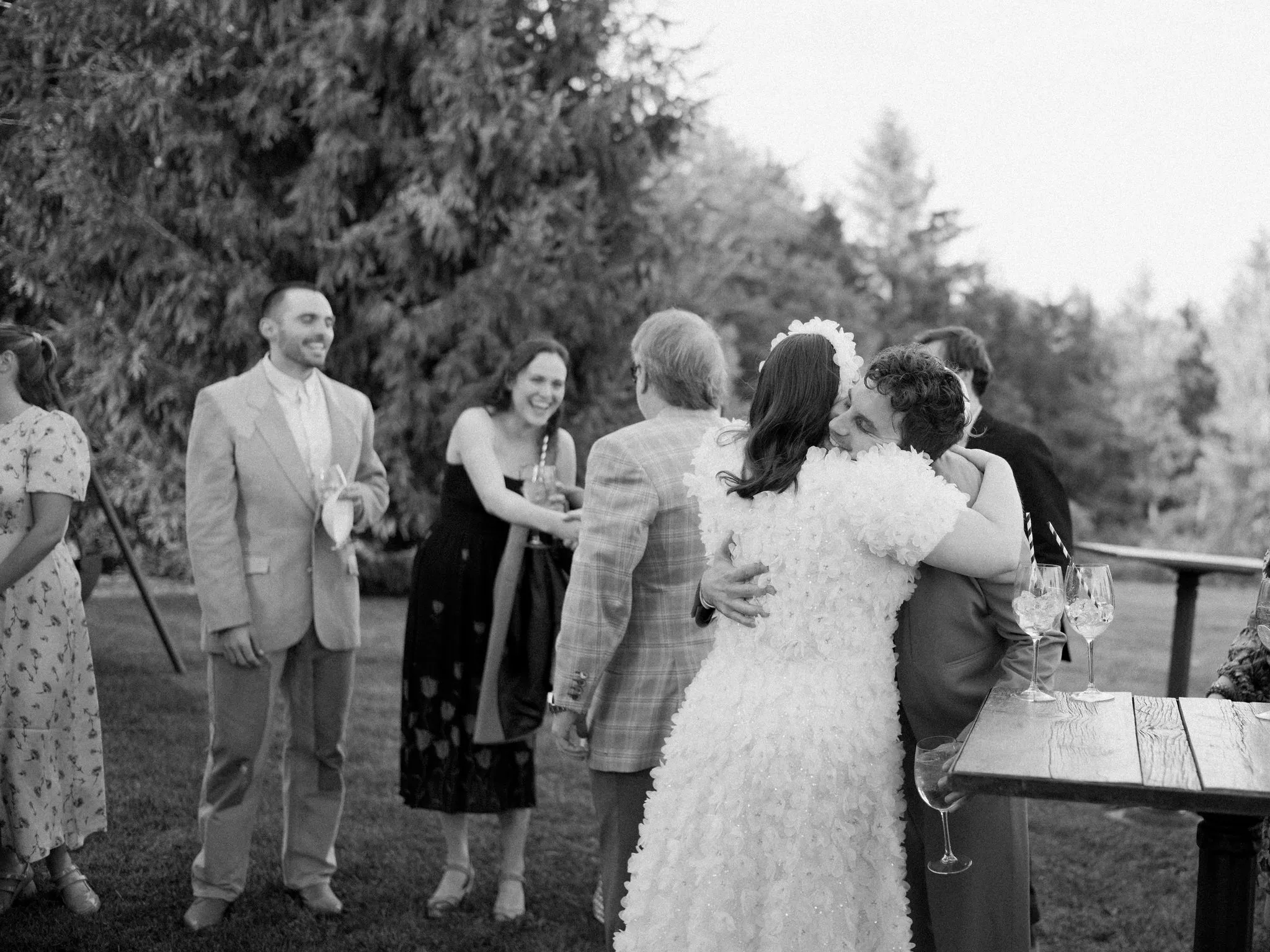 De bruiloft van Beanie Feldstein en Bonnie-Chance Roberts in foto's