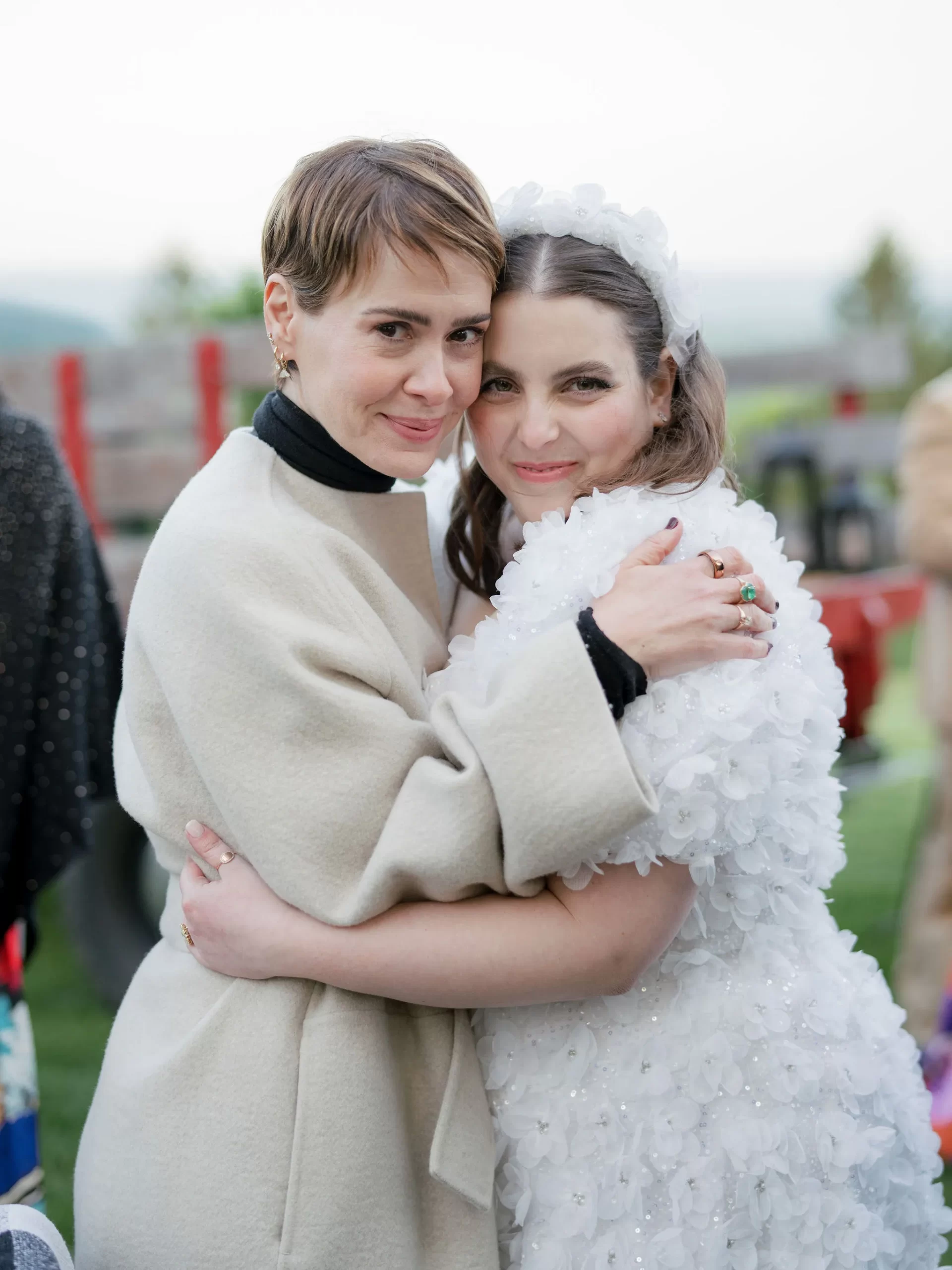 De bruiloft van Beanie Feldstein en Bonnie-Chance Roberts in foto's