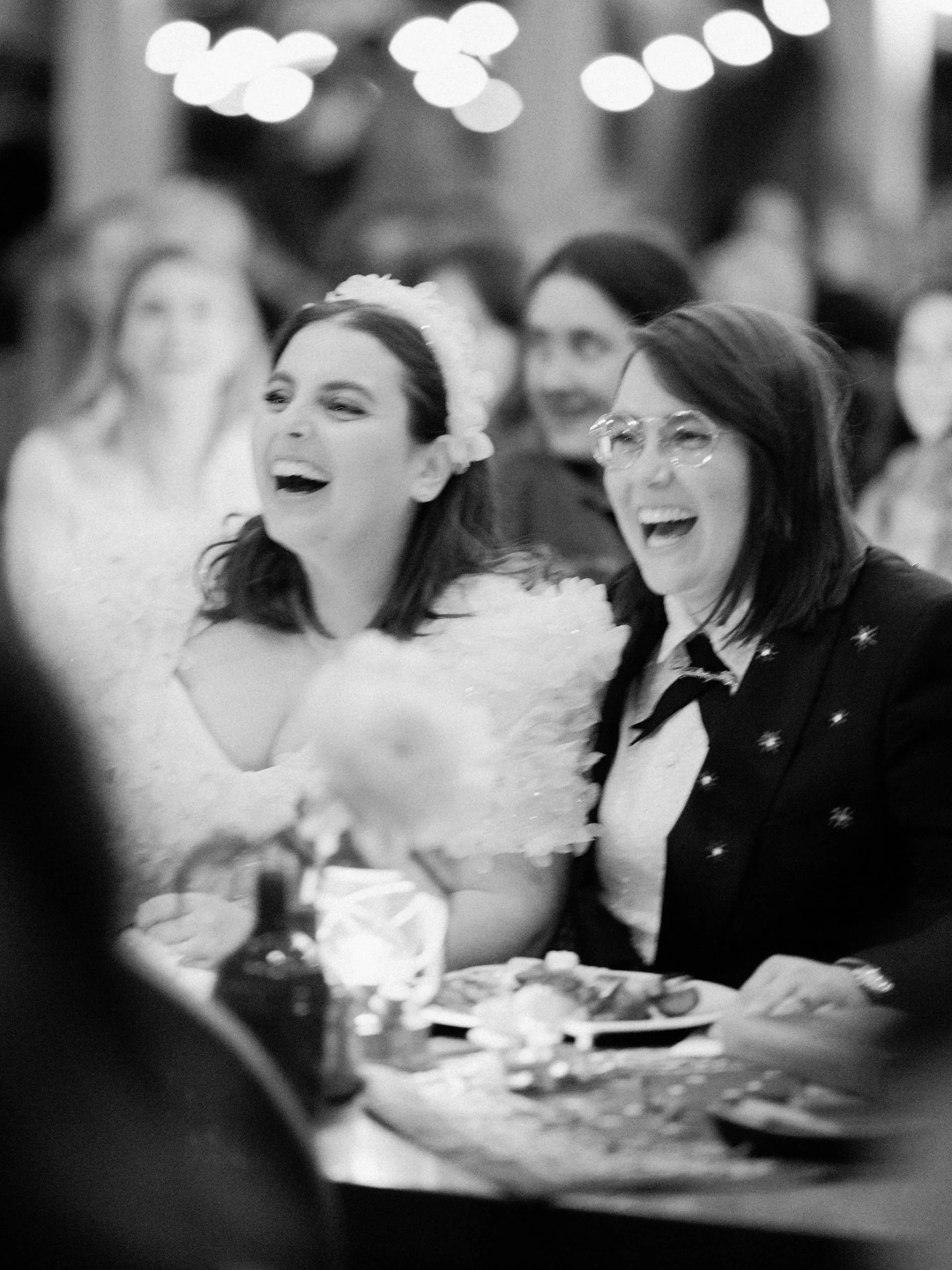 De bruiloft van Beanie Feldstein en Bonnie-Chance Roberts in foto's