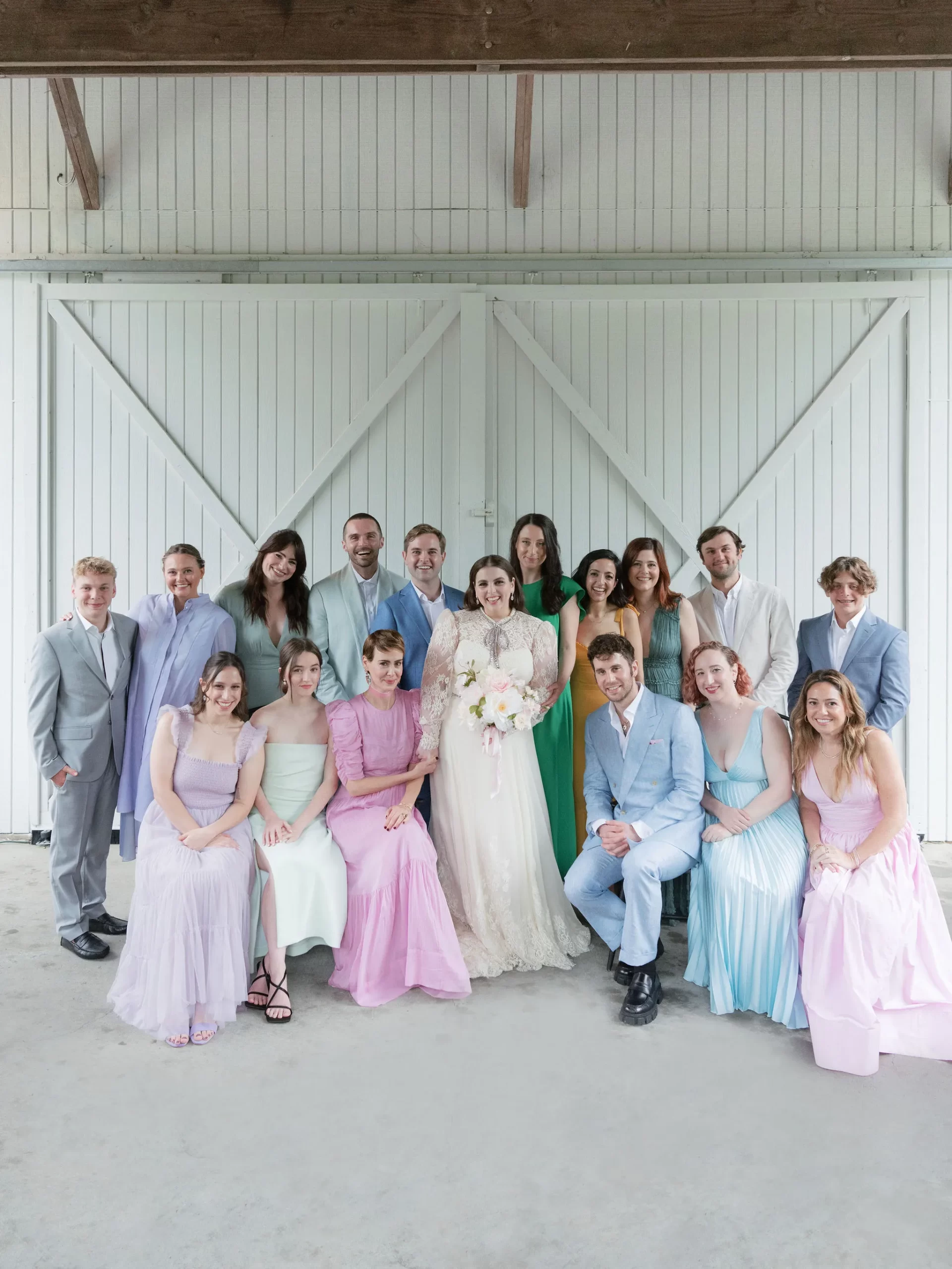 De bruiloft van Beanie Feldstein en Bonnie-Chance Roberts in foto's