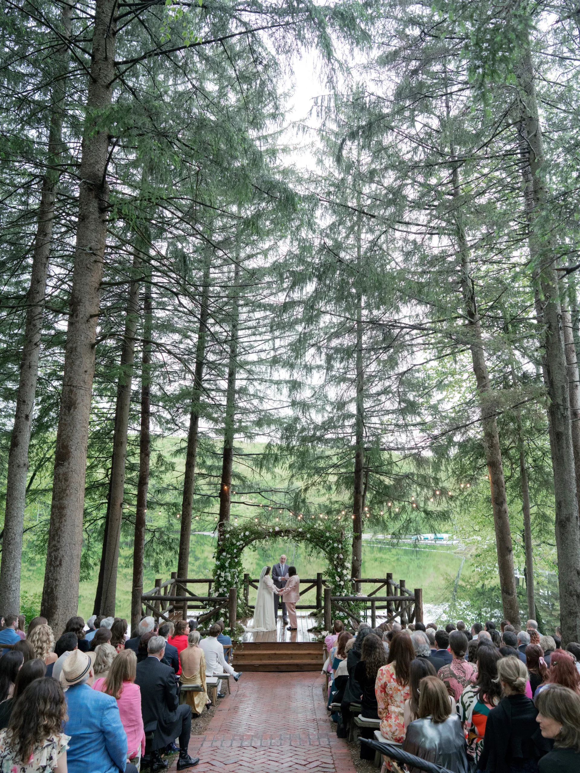 De ceremonie in het bos