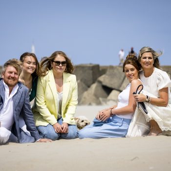 koninklijke-familie-straalt-tijdens-jaarlijkse-zomerfotosessie-260137
