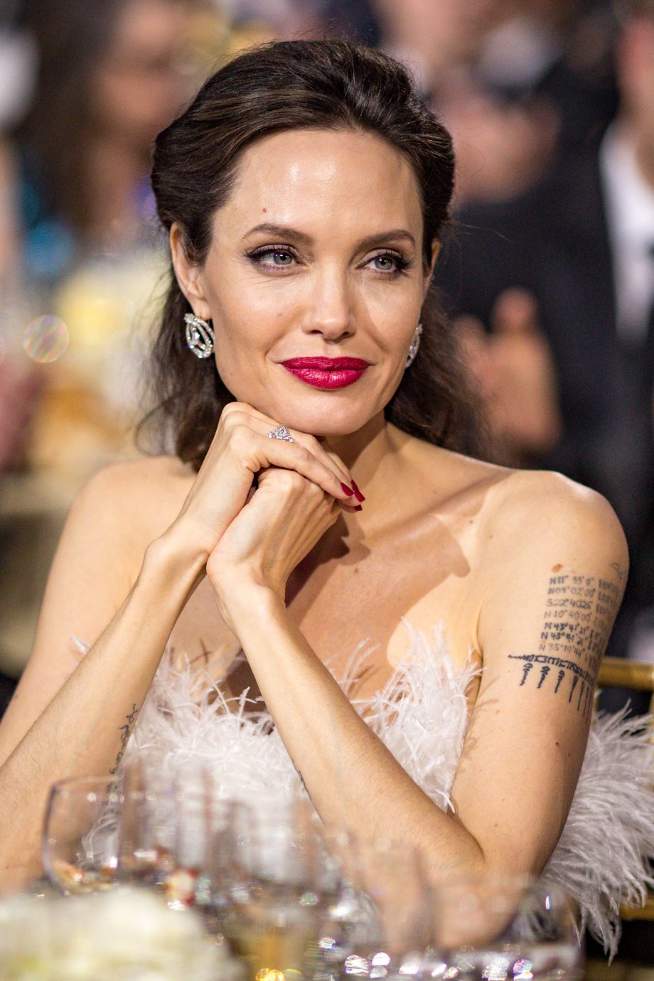 angelina-jolie-grijpt-terug-naar-haar-befaamde-blonde-haar-uit-de-jaren-90-256983