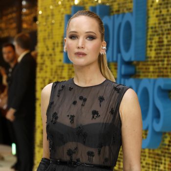 jennifer-lawrence-trapt-haar-perstour-af-in-een-semi-doorschijnende-jurk-van-dior-257594