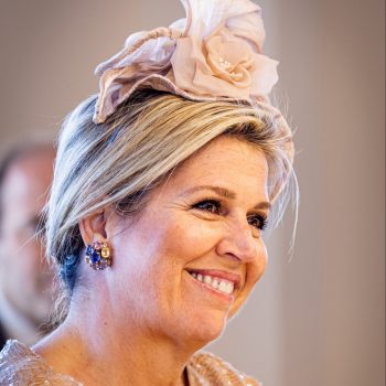 maxima-bewijst-dat-je-een-glitterlook-ook-prima-overdag-kunt-dragen-259881