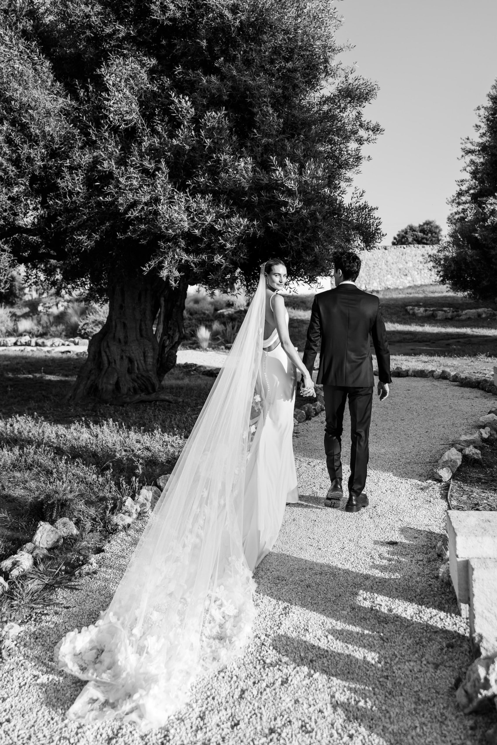 Sanne en Max lopen richting de trouwlocatie