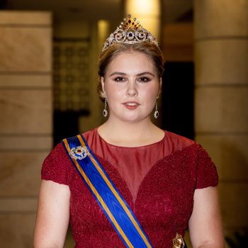 prinses-amalia-schittert-in-dieprode-jan-taminiau-jurk-bij-bruiloft-jordaanse-kroonprins-256542