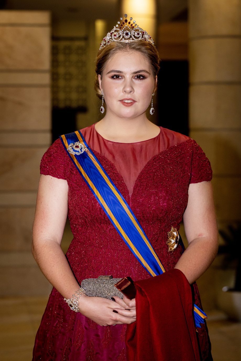prinses-amalia-schittert-in-dieprode-jan-taminiau-jurk-bij-bruiloft-jordaanse-kroonprins-256542