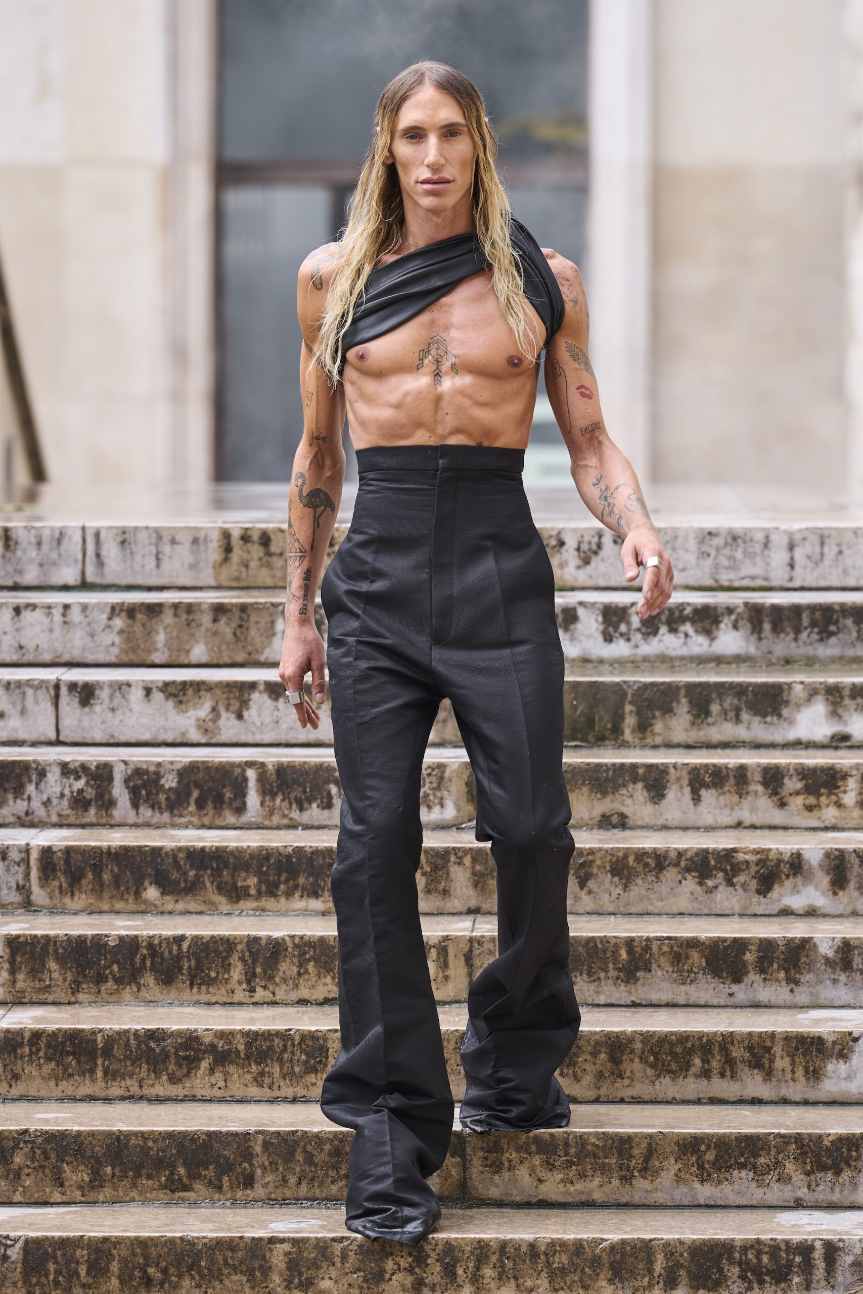 Rick Owens tijdens de mannenmodeweek lente/zomer 2024 in Parijs