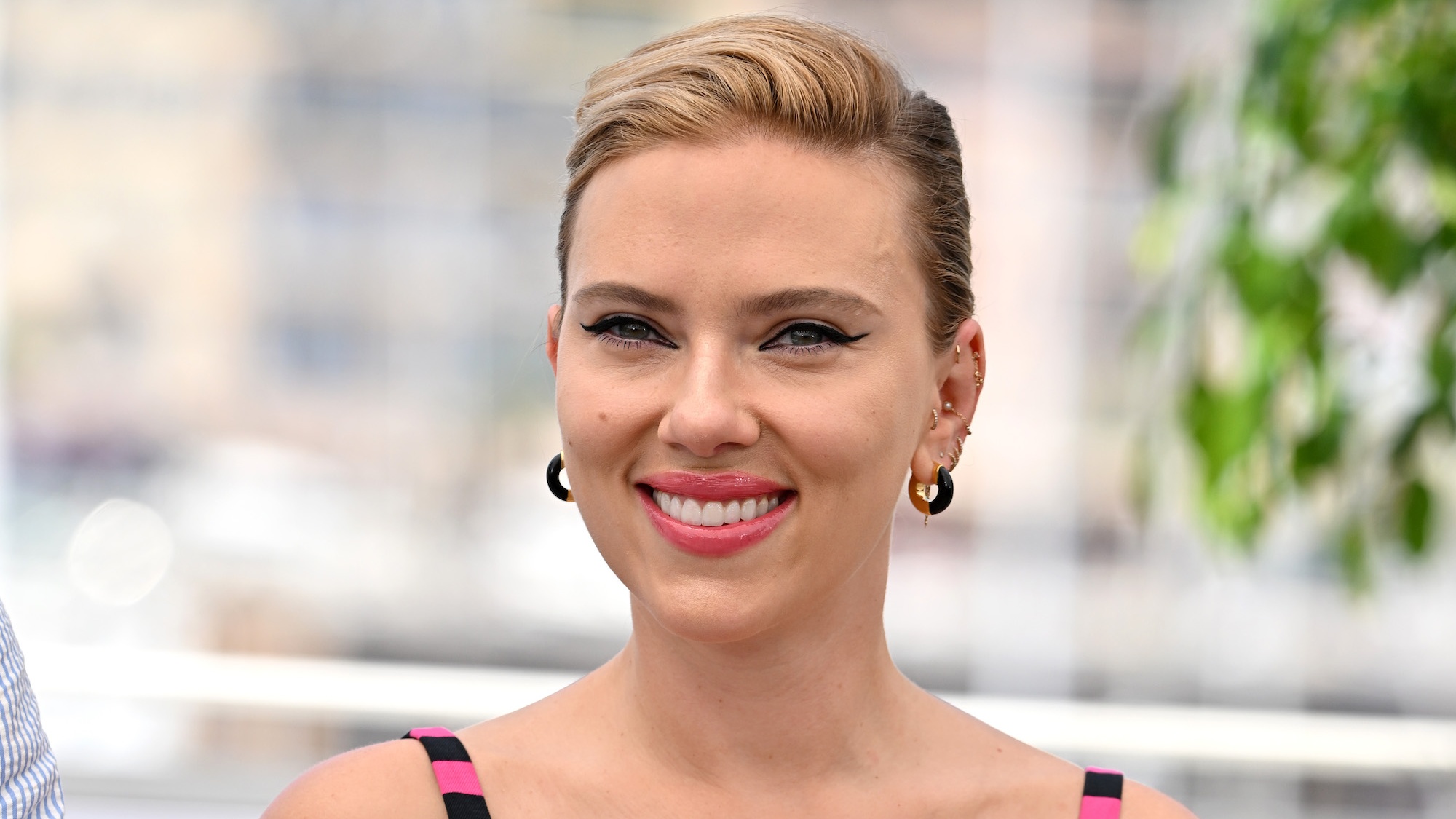 Scarlett Johansson bij première Asteroid City in witte retro look
