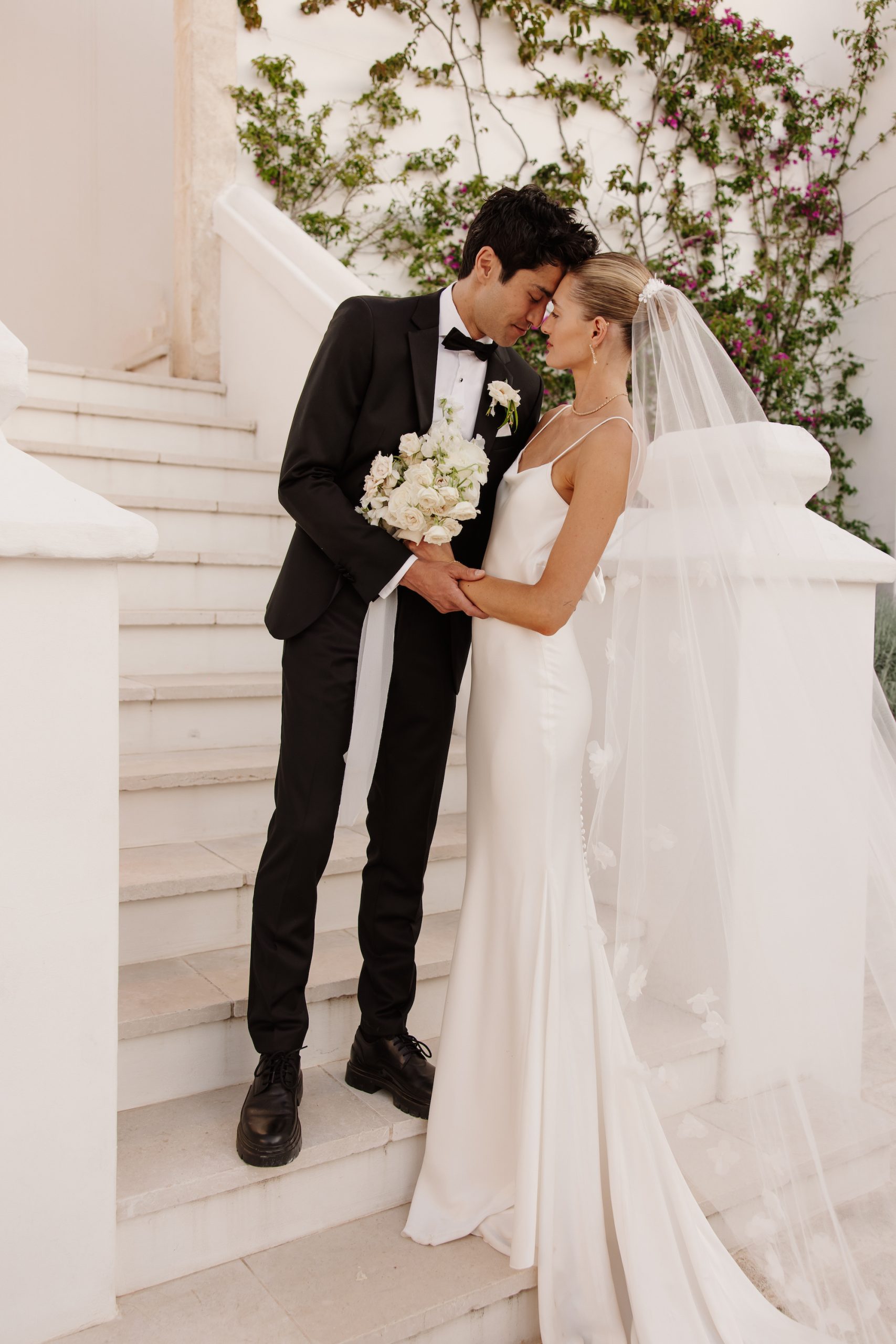 Sanne en Max hebben een lief moment voor de ceremonie