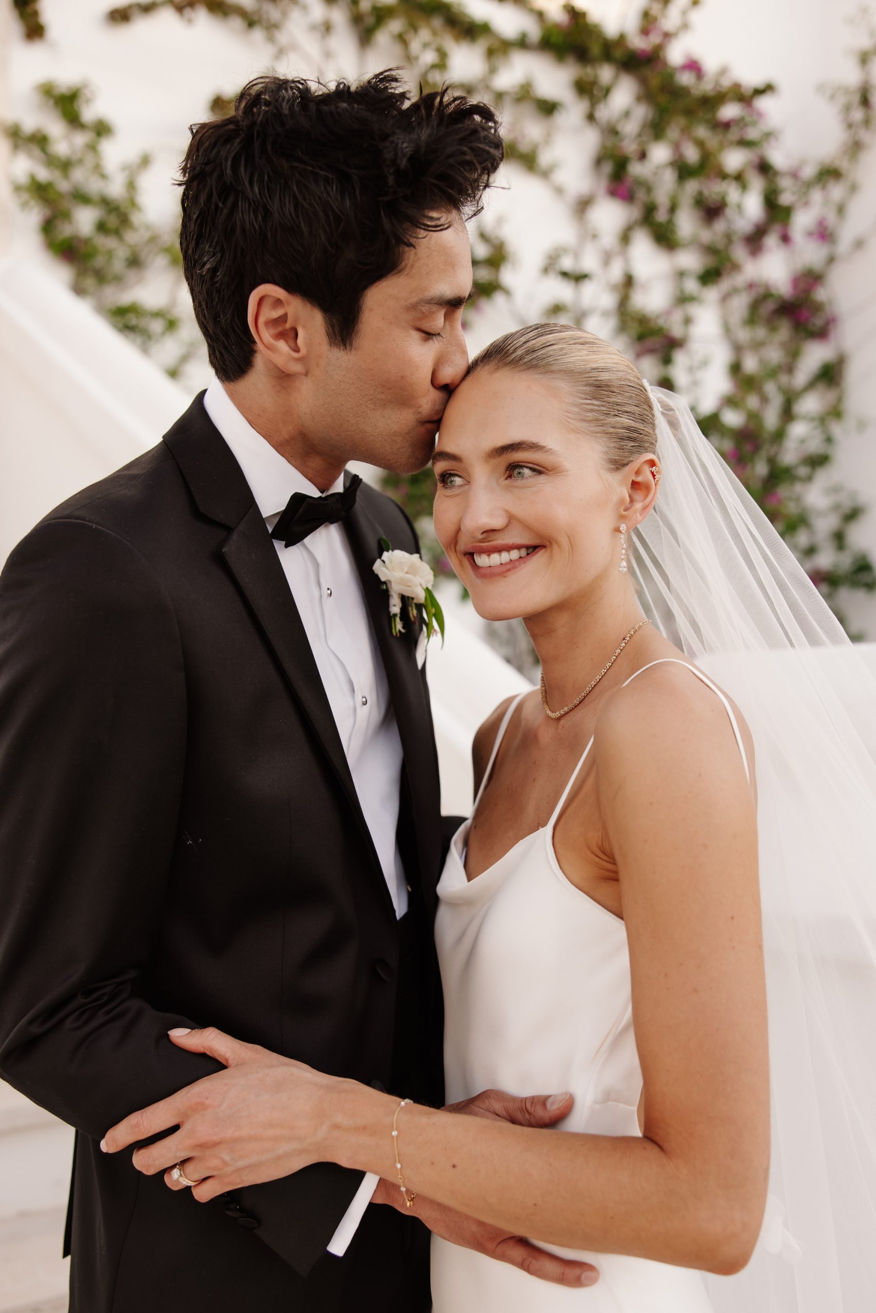 Sanne en Max hebben een lief moment voor de ceremonie