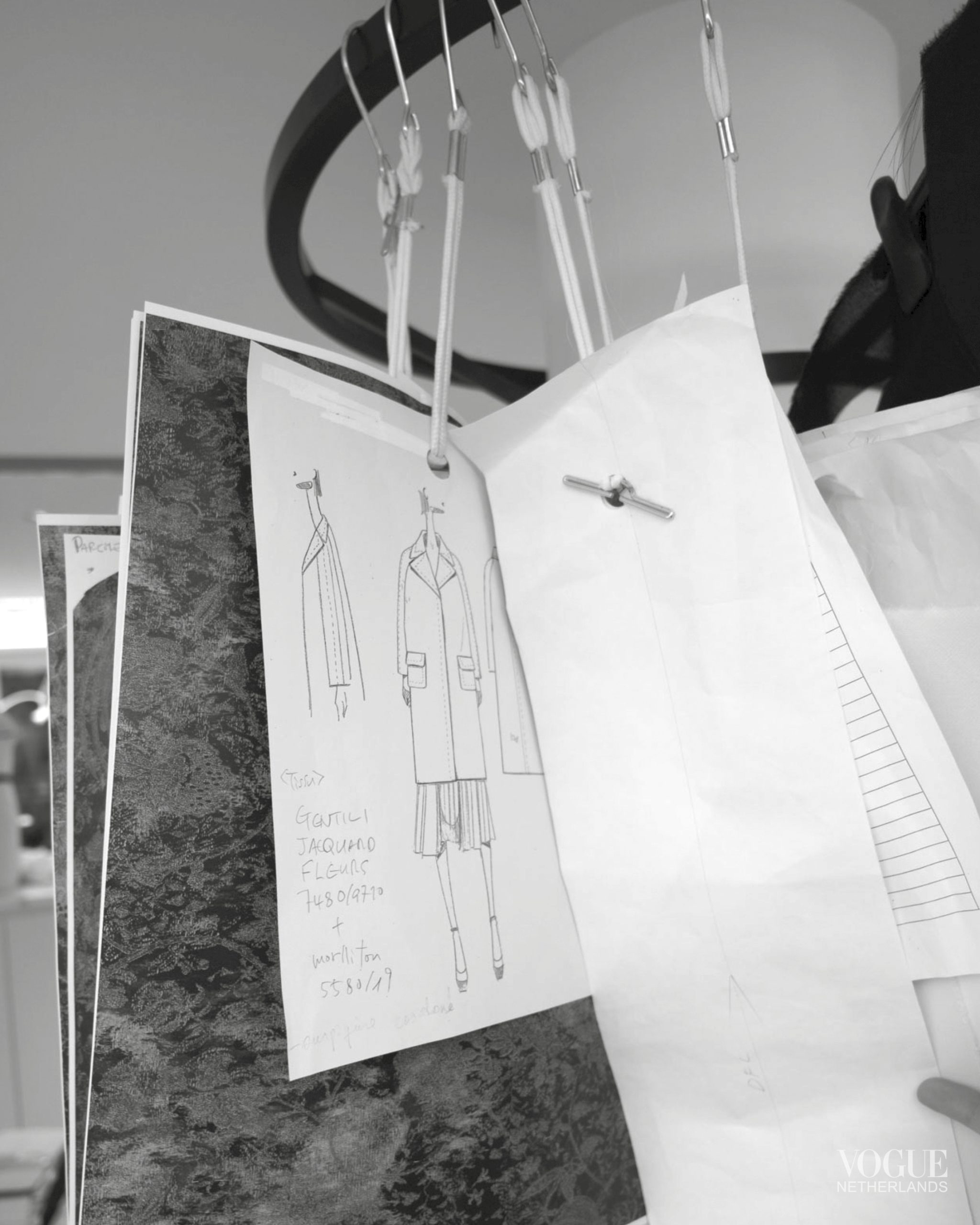 Schetsen en stoffen van een couturecreatie van Dior