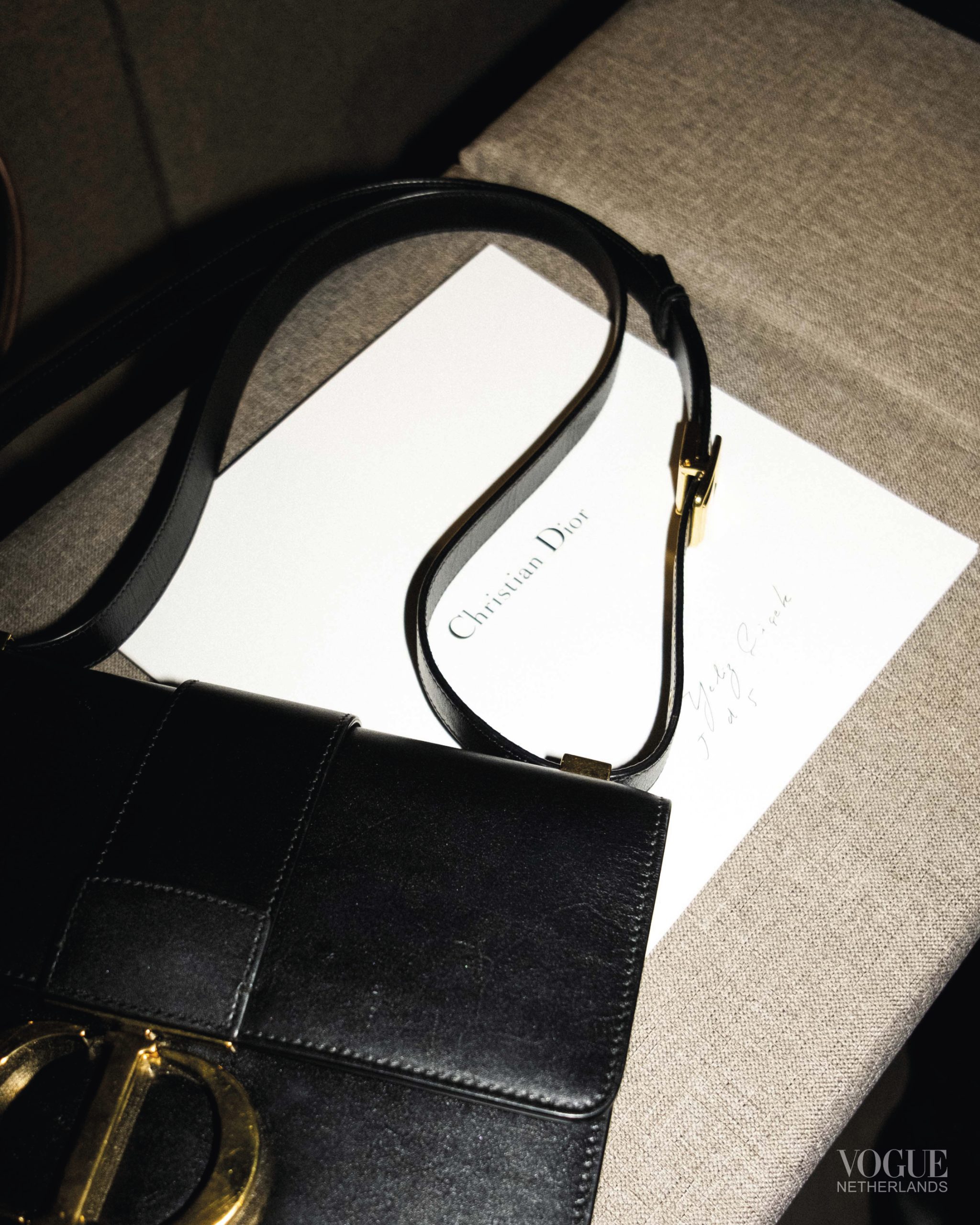 Een Dior-tas op een stoel