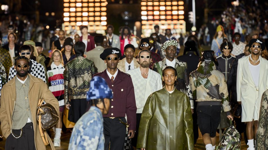 mode-muziek-en-damoflage-5-hoogtepunten-van-pharrell-williams-debuutshow-voor-louis-vuitton-menswear-258695