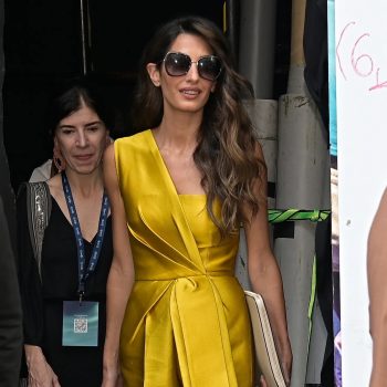 amal-clooney-is-het-toonbeeld-van-elegantie-in-glanzende-goudgele-jumpsuit-259240