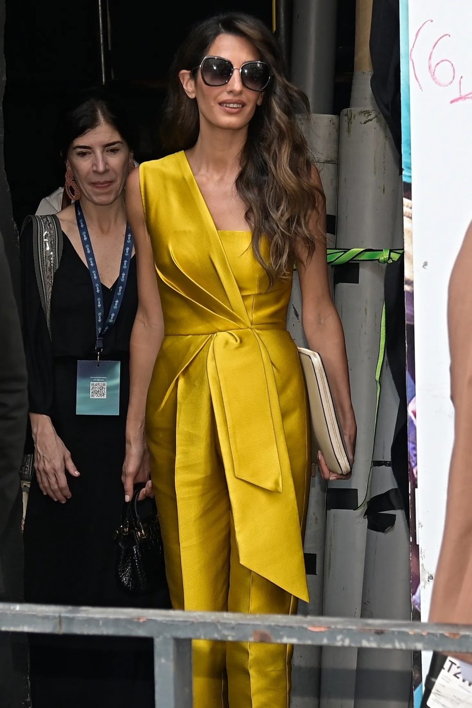 amal-clooney-is-het-toonbeeld-van-elegantie-in-glanzende-goudgele-jumpsuit-259240