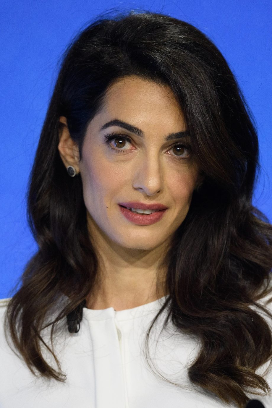 amal-clooney-heeft-jaloersmakende-studio-54-krullen-tijdens-haar-vakantie-op-sicilie-258919