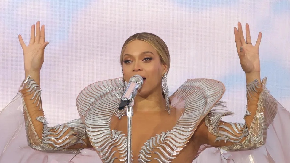 Beyoncé draagt custom look van Iris van Herpen in Amsterdam