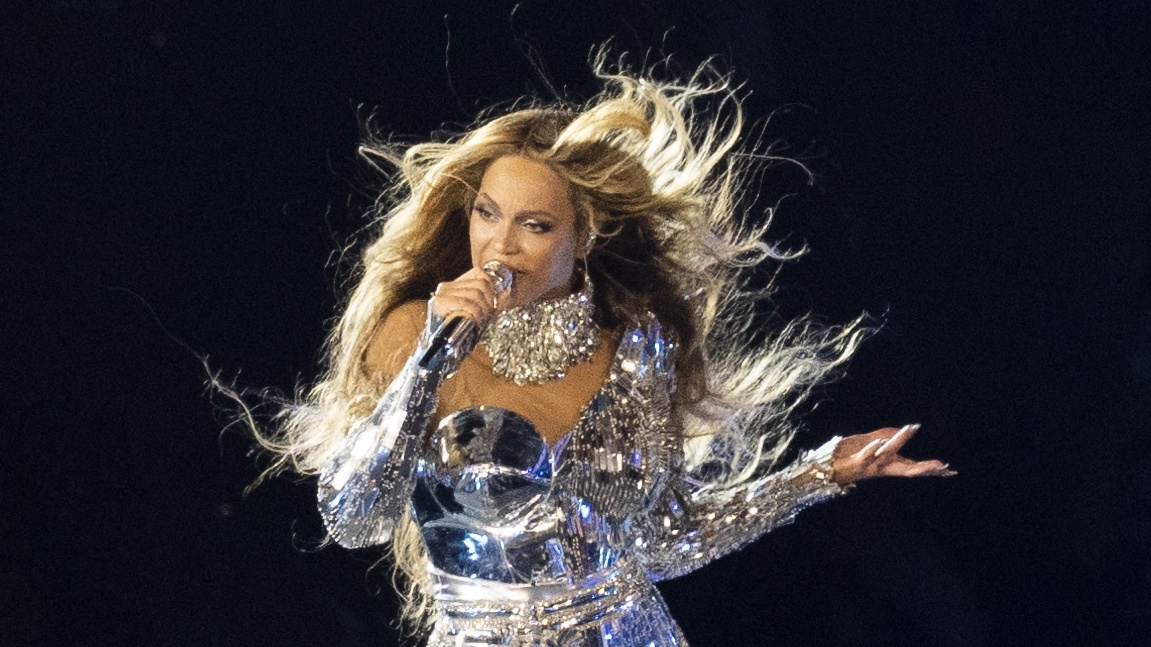 De uitgaanslook van Beyoncé in Parijs is Renaissance-waardig