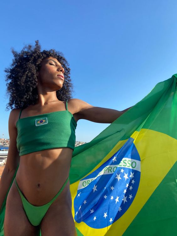 de-zomerse-modetrend-brazilcore-heeft-alles-met-politiek-te-maken-259582
