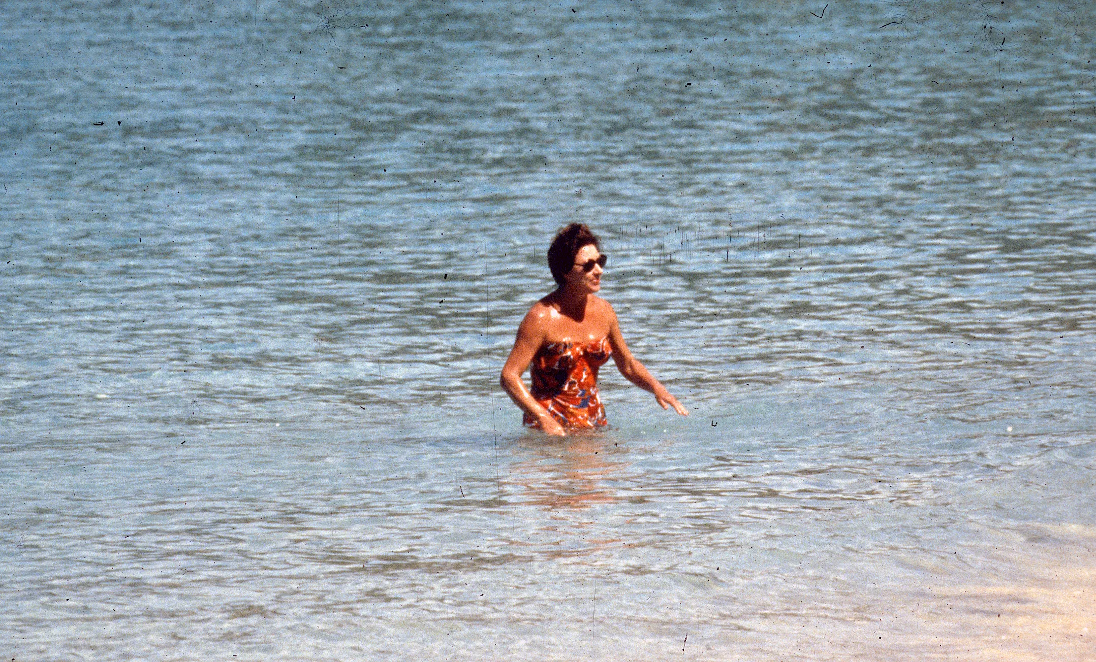 Margaret zwemt in zee tijdens haar vakantie in Mustique in 1976.
