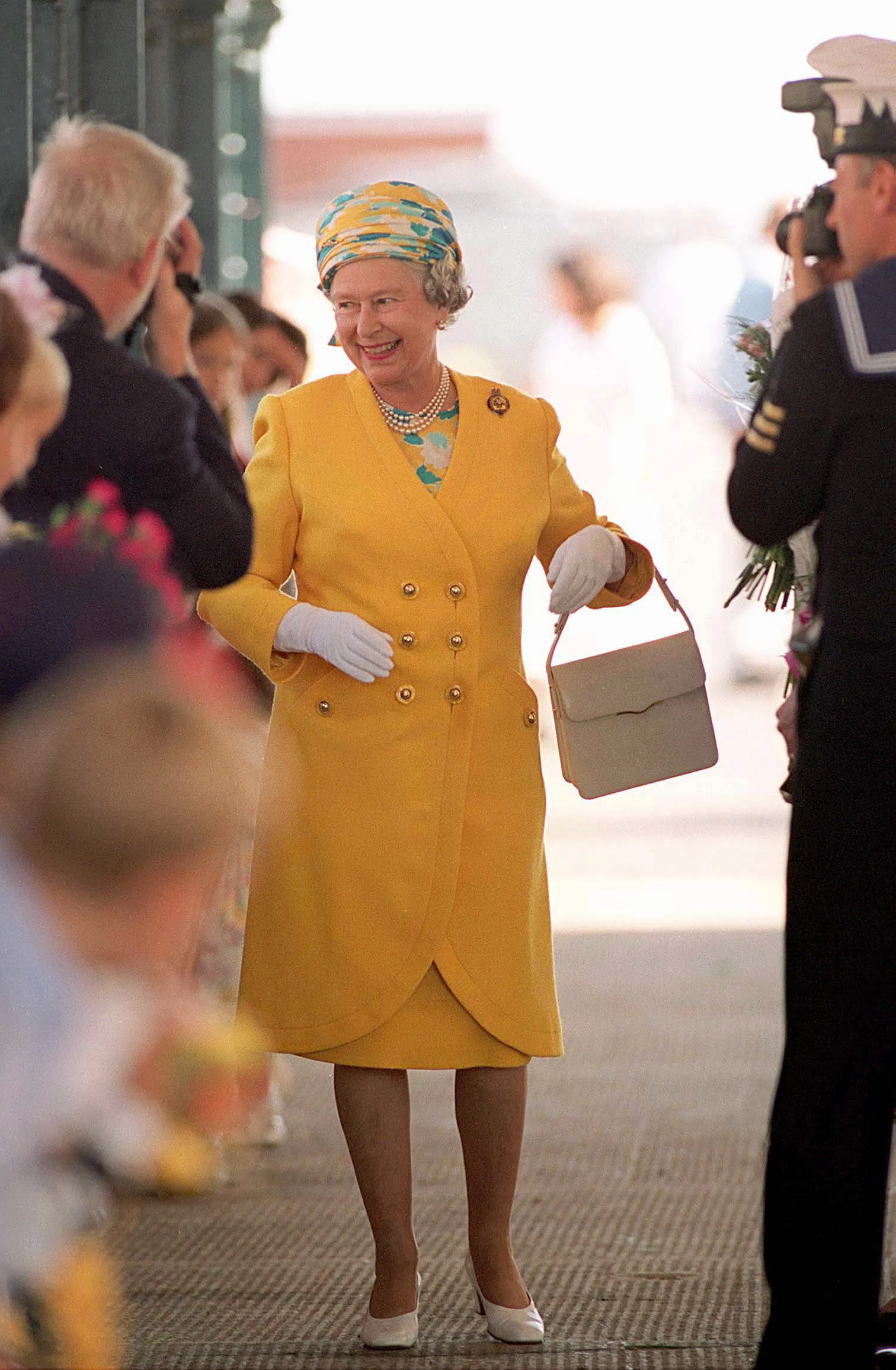 Queen Elizabeth II vertrekt op haar jaarlijkse Western Isles cruise met de Royal Yacht Britannia in 1996.