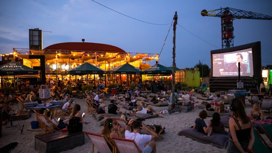 de-leukste-buitenbioscopen-in-amsterdam-voor-een-zomerse-filmavond-258604