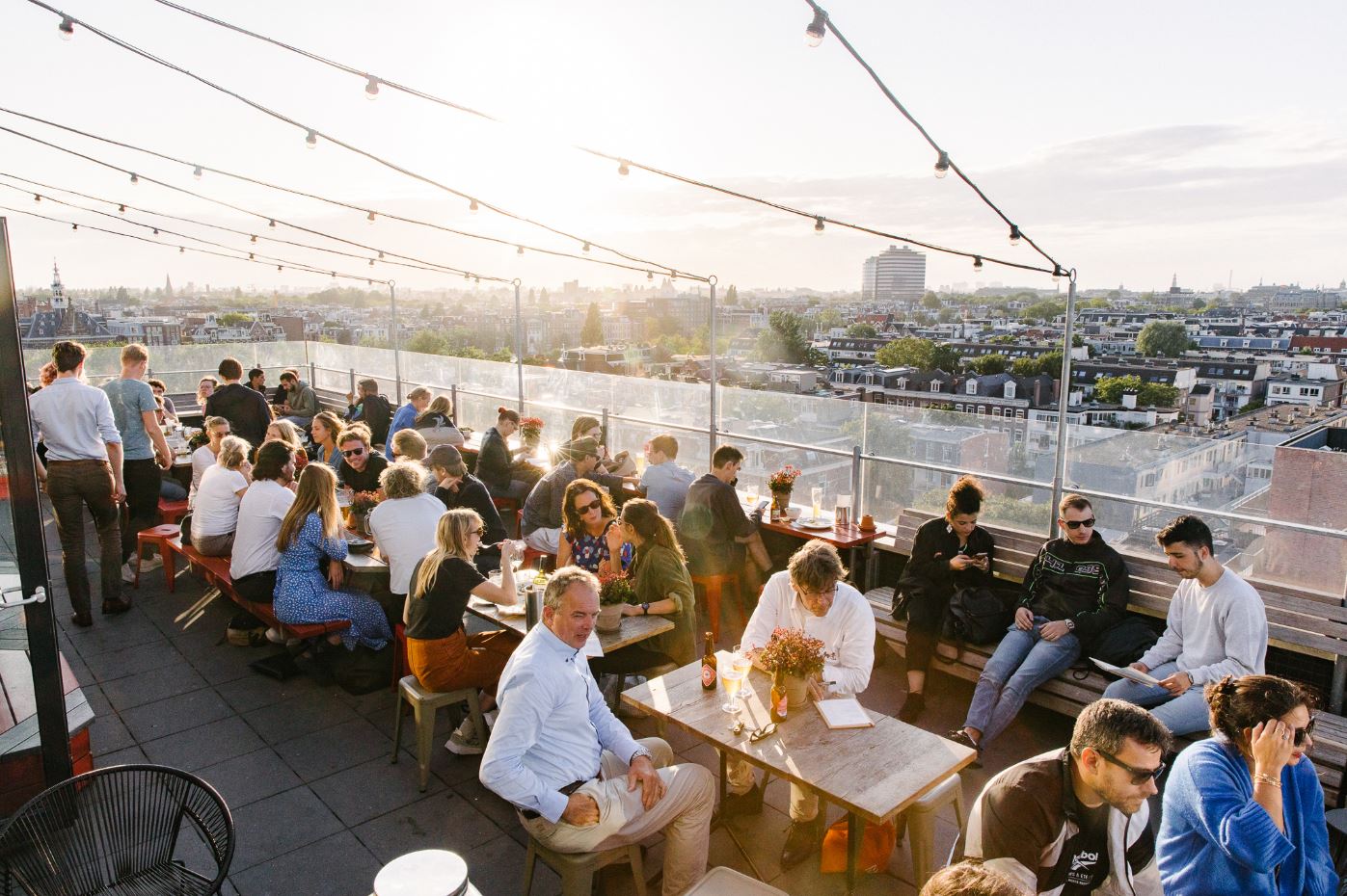 Het terras van Canvas in het Volkshotel