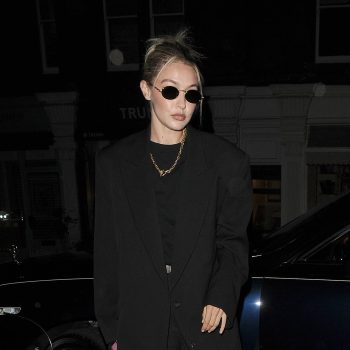 gigi-hadid-draagt-de-minimalistische-schoen-van-2023-in-londen-257341