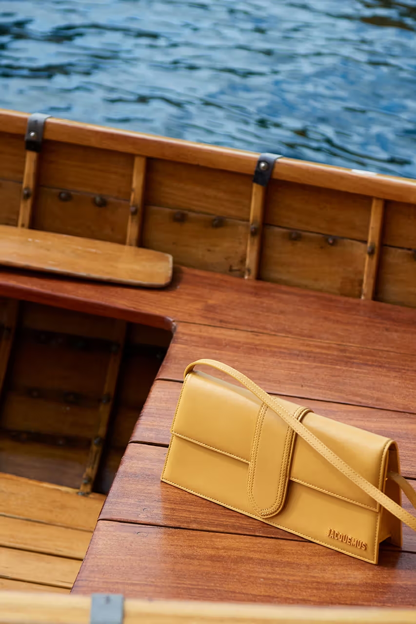 Een Jacquemus-tas in een bootje