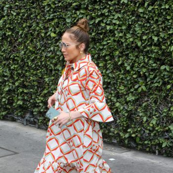 deze-maxi-jurk-van-jennifer-lopez-is-de-ideale-hittegolflook-257539