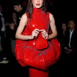 Julia Fox in een duivelse look bij British Vogue x LuisaViaRoma-show in Florence