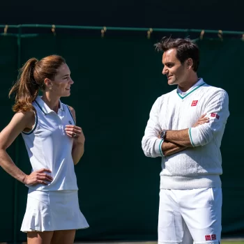 kate-middleton-hult-zich-in-wimbledon-whites-voor-een-potje-tennis-met-roger-federer-259392