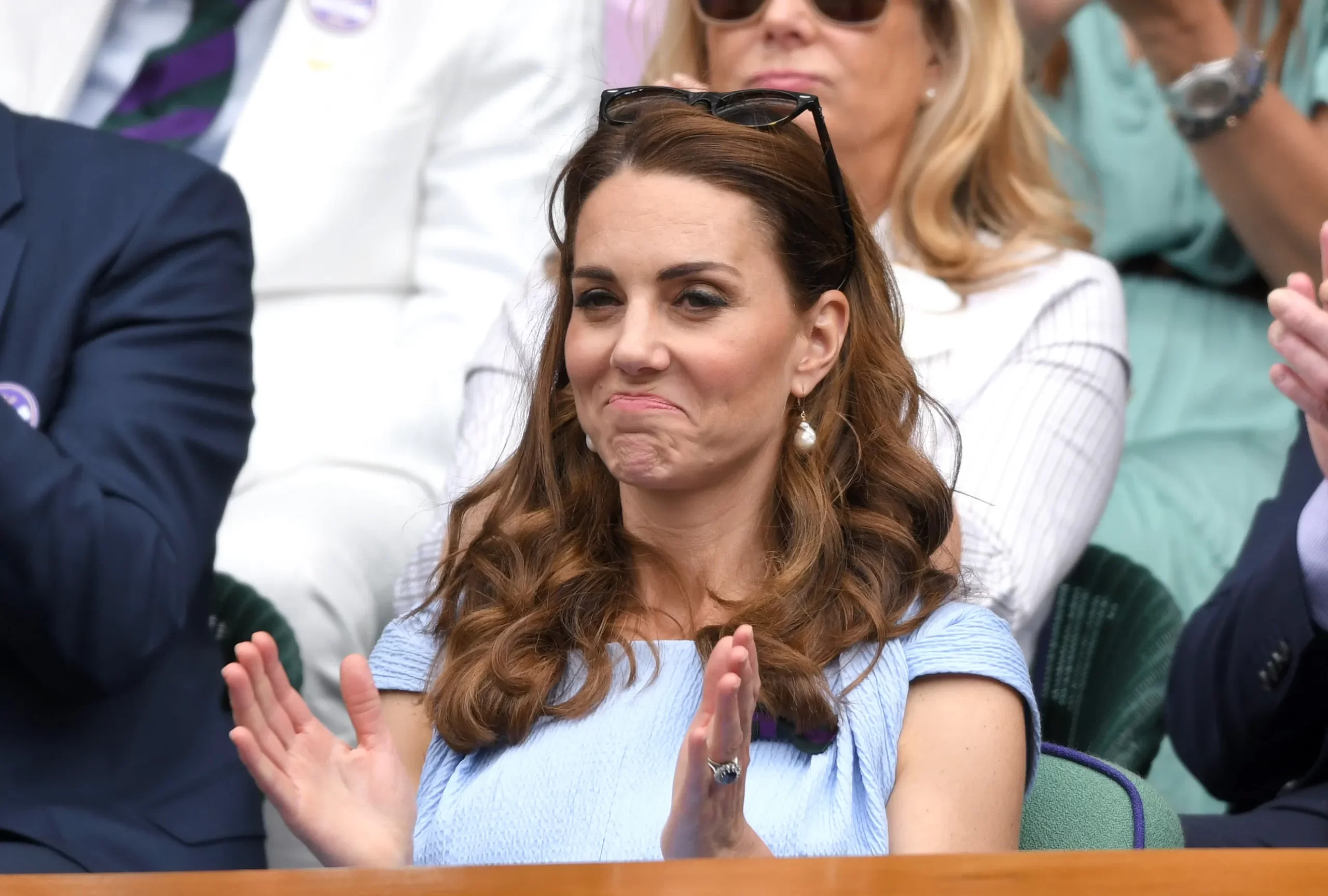 Kate Middleton in blauwe top in de Royal Box op Wimbledon