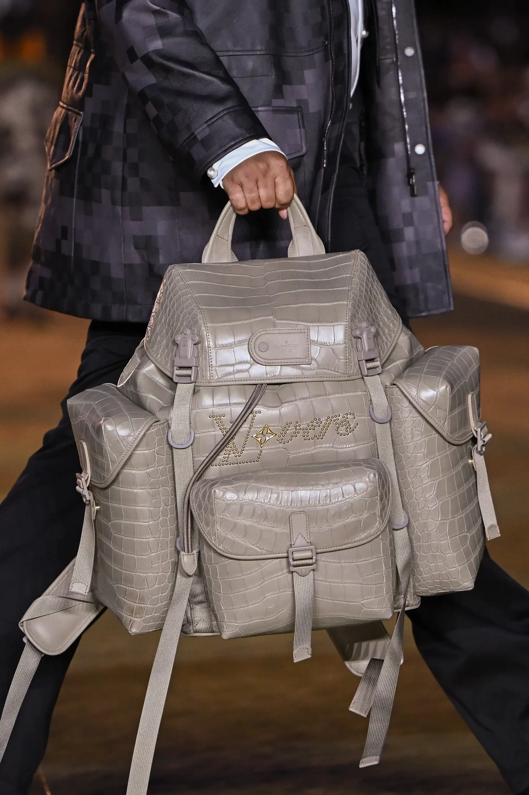 Rugzak van leer met zandkleurige afwerking