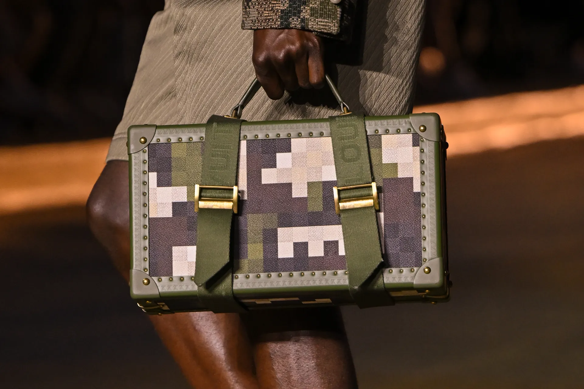 Vierkante koffer van Louis Vuitton in camouflage motief
