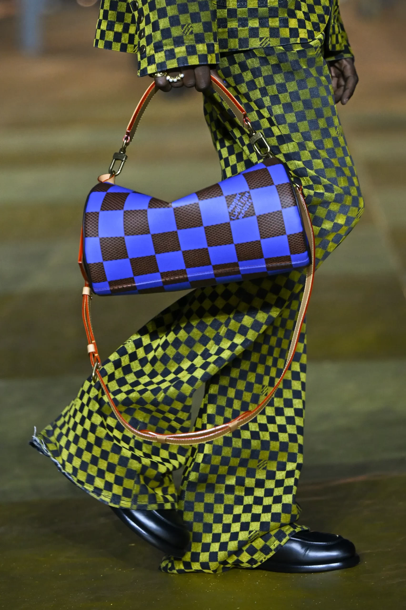 Tas van Louis Vuitton met blauw en zwarte blokjes