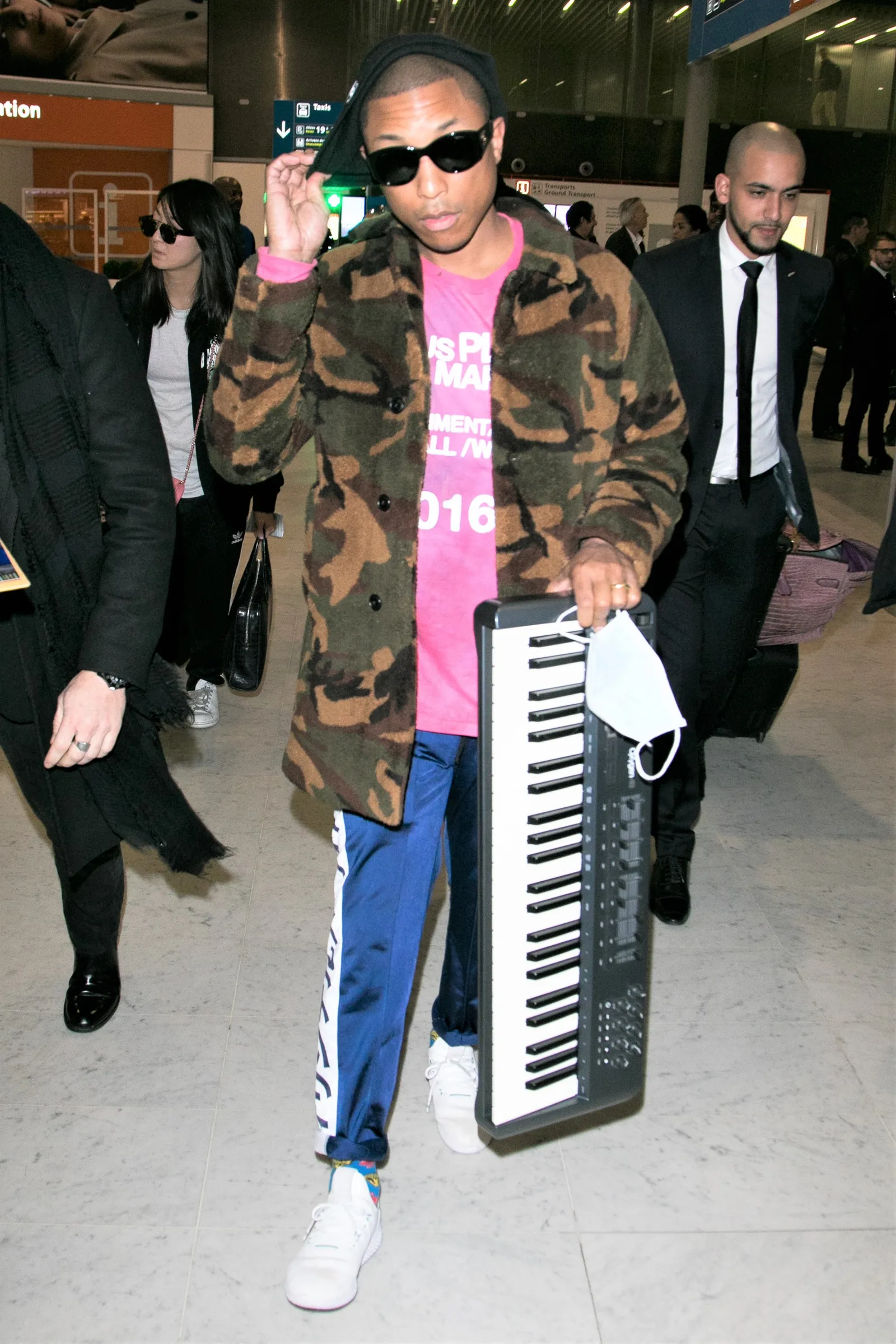 Met keyboard in de hand op het vliegveld in Parijs in 2017