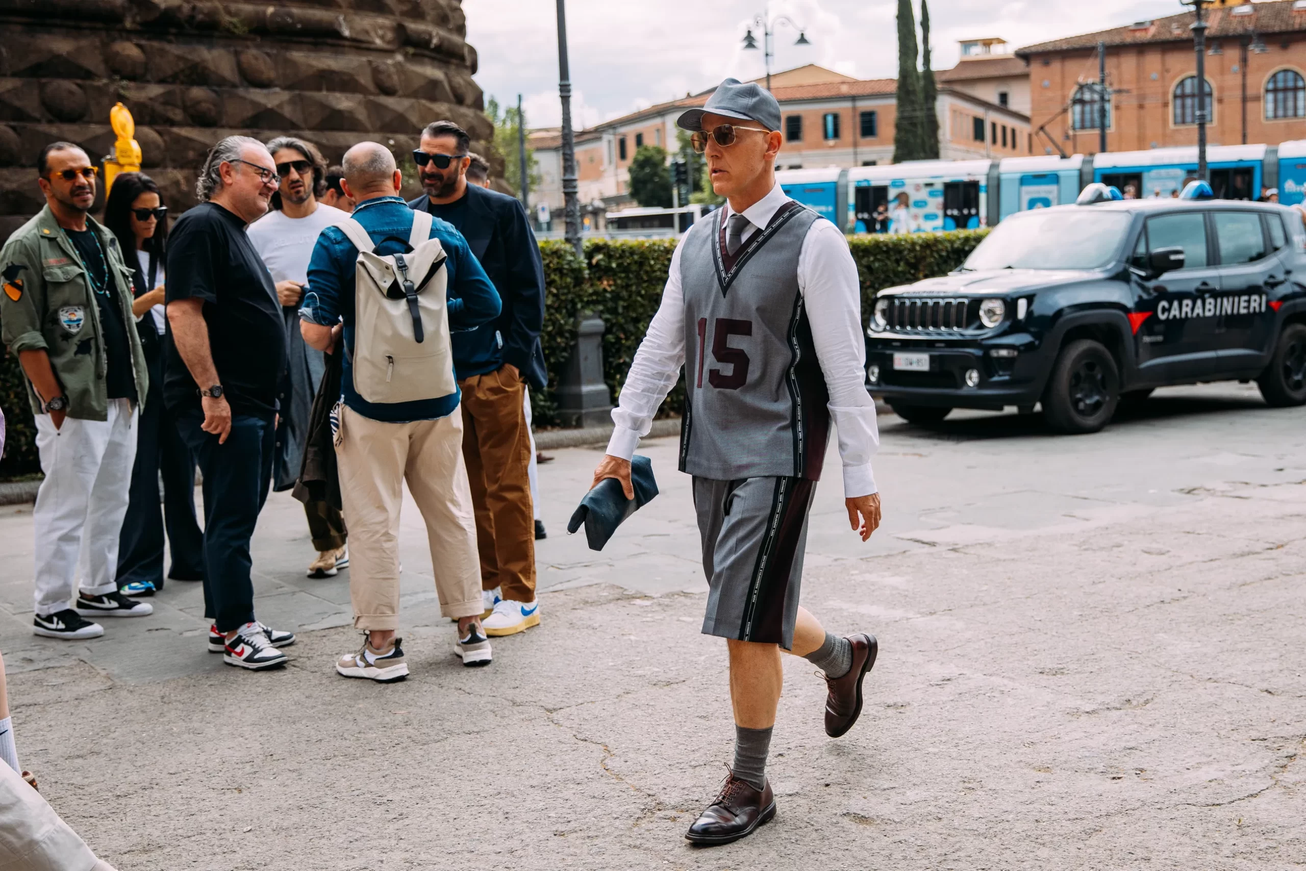 Man in korte broek en matchende top