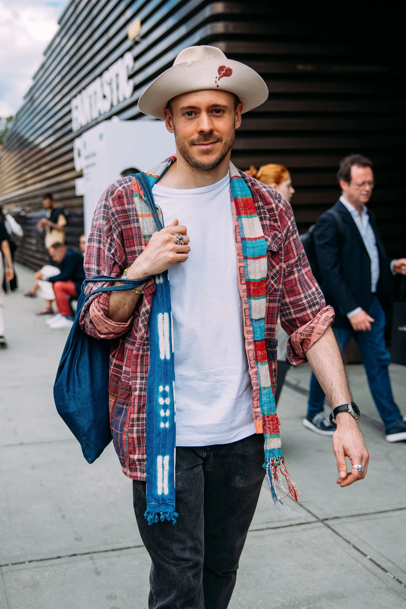 Man in streetstyle look op Pitti Uomo