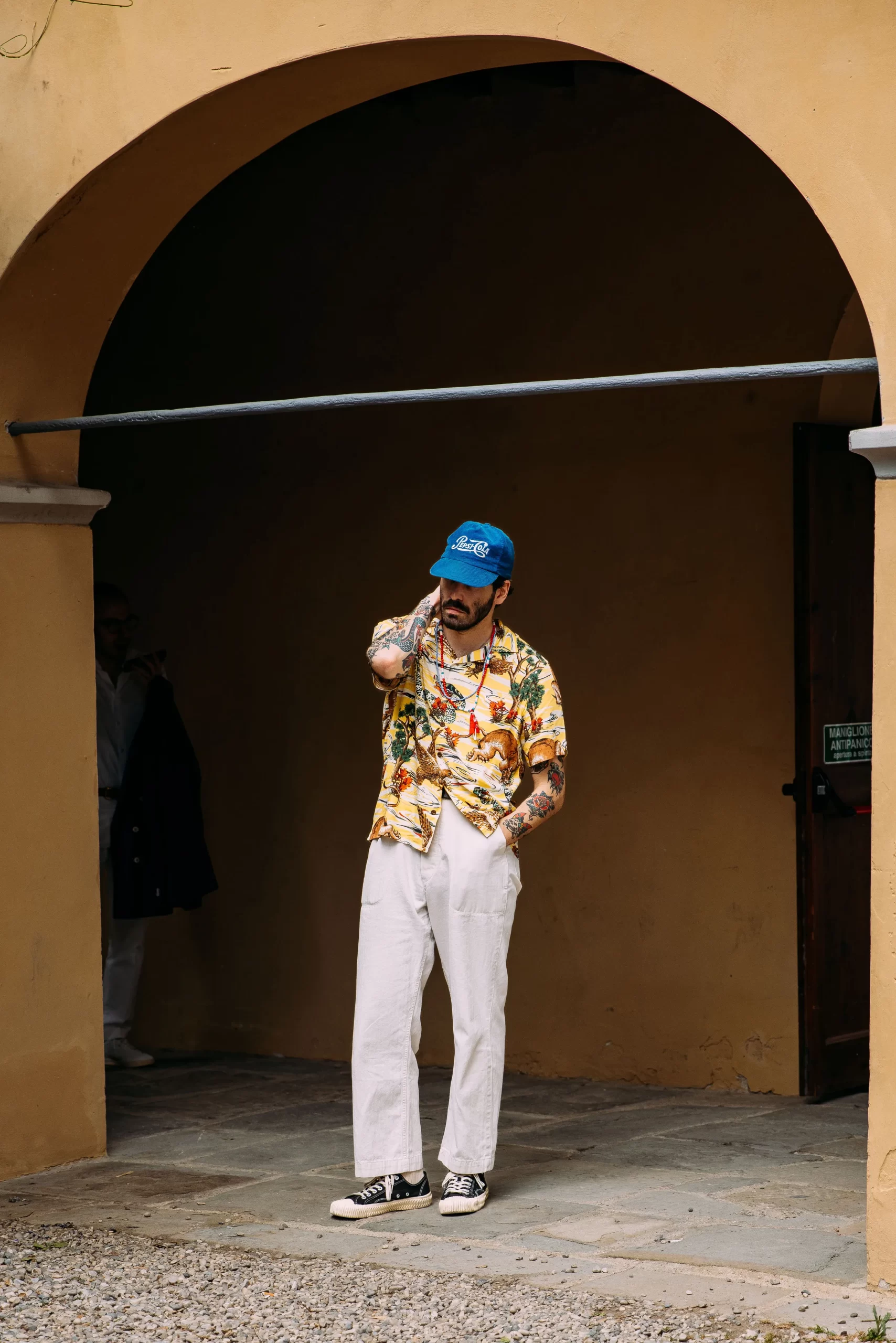 Man met blauwe pet op Pitti Uomo 2023