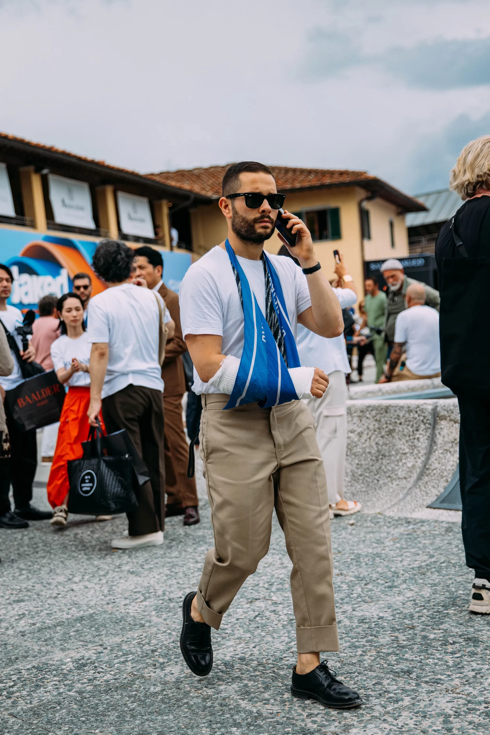 Man met gebroken arm op Pitti Uomo 2023