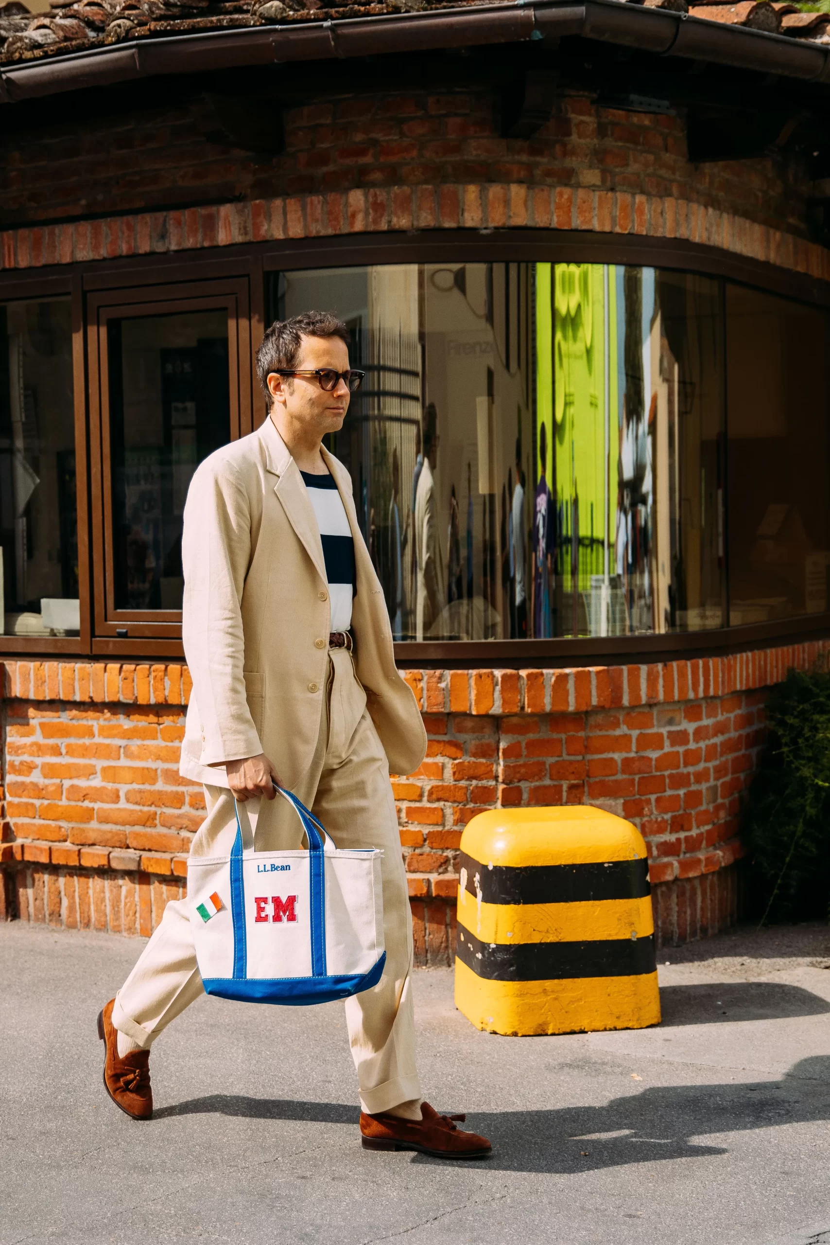 Man met LL. Bean tas op Pitti Uomo Spring 2024
